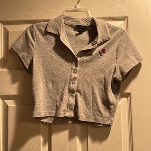 Forever 21 crop tee with a cute flower with buttons